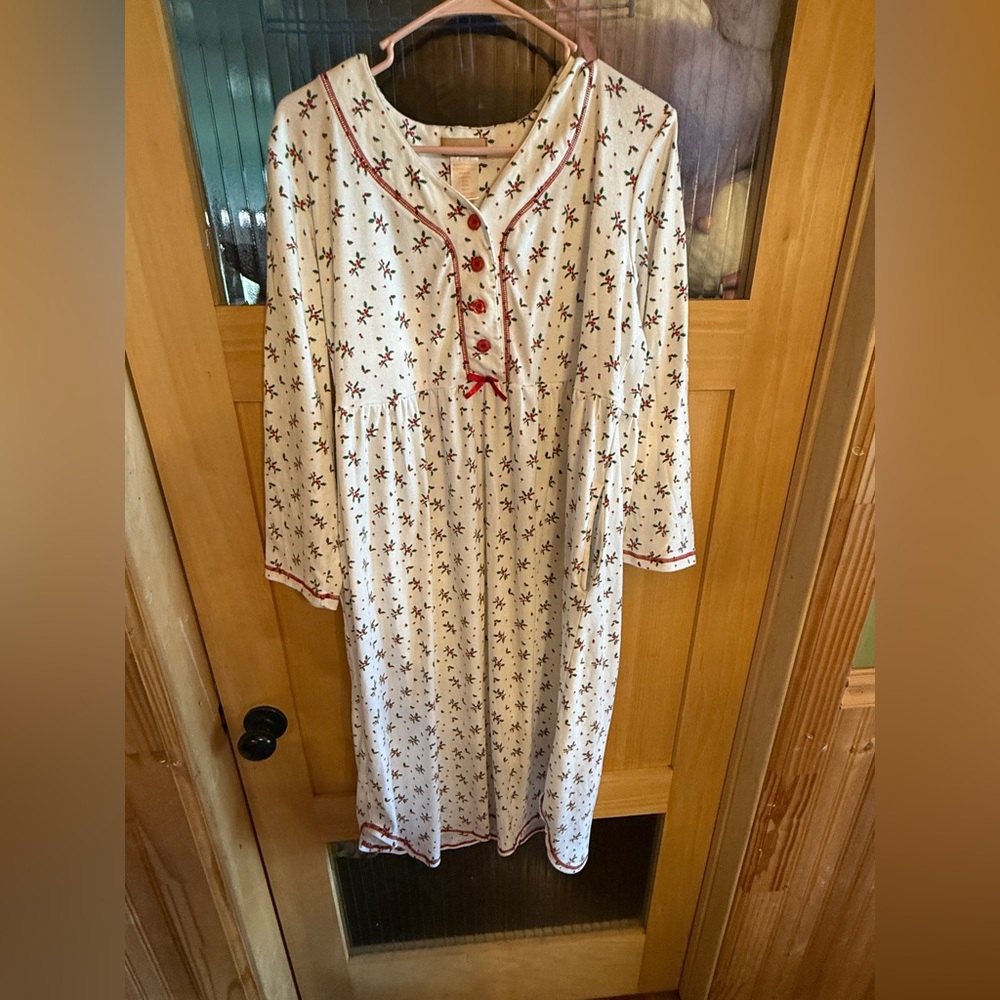 La Cera women's nightgown-sz Med-holly berries-cotton-pockets-EXCELLENT